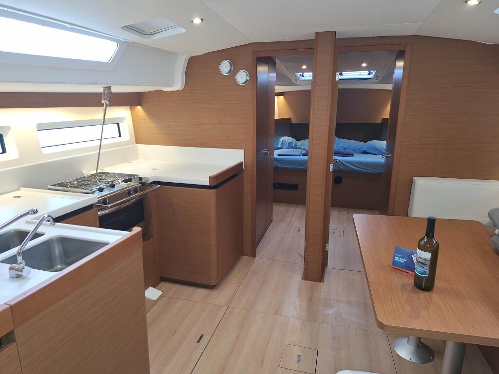 Sailing yacht 