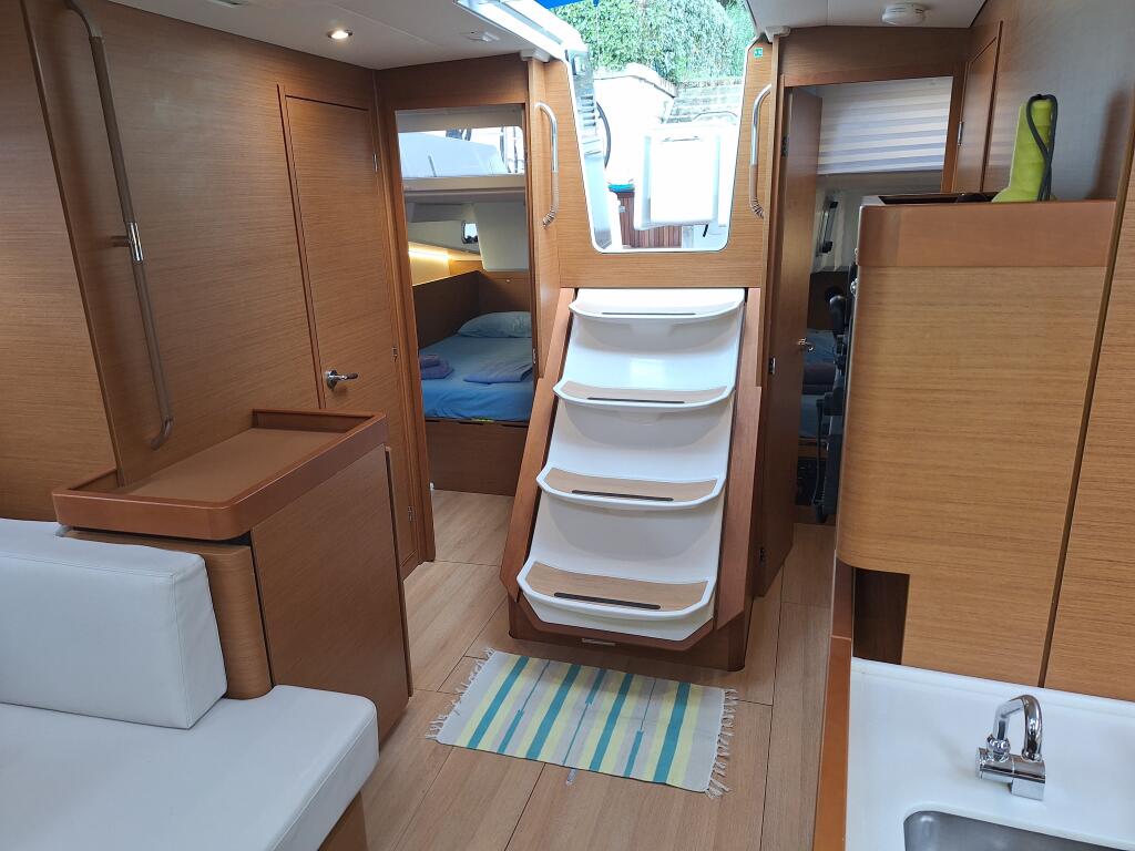 Sailing yacht 