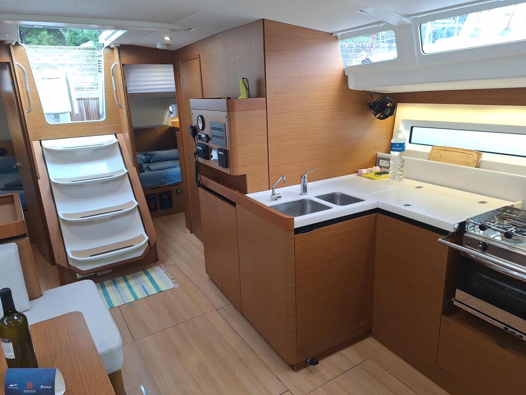 Sailing yacht 