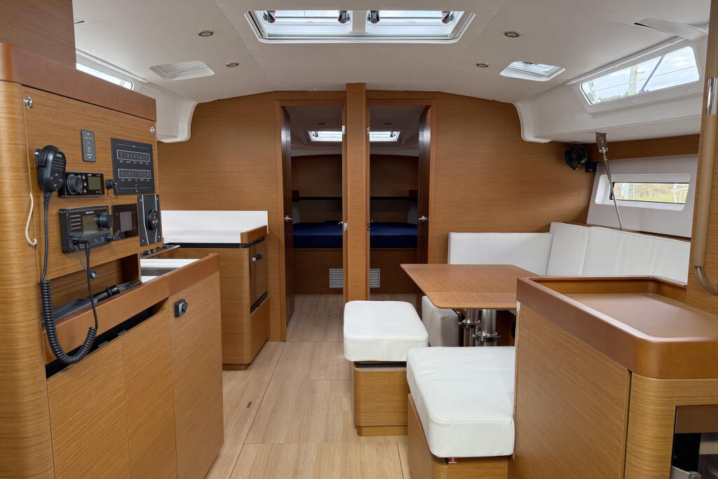 Sailing yacht 
