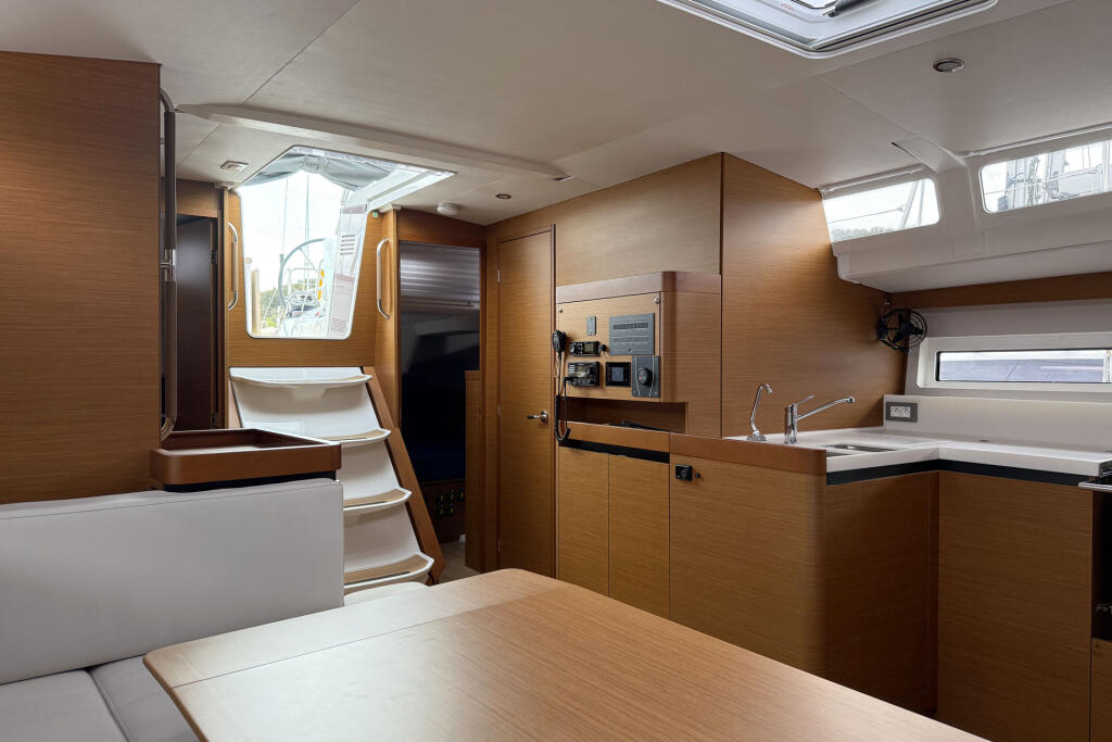Sailing yacht 