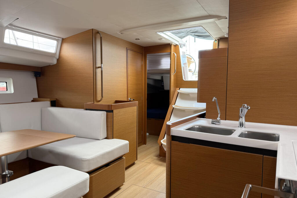 Sailing yacht 