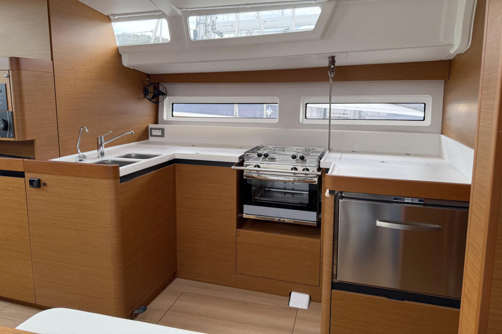 Sailing yacht 
