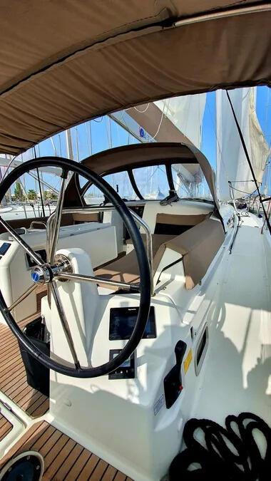 Sailing yacht 