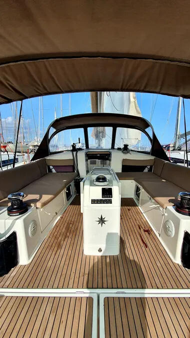 Sailing yacht 