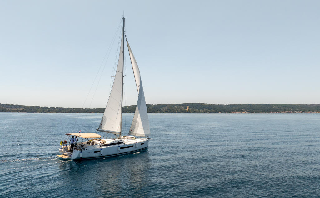 Sailing yacht 