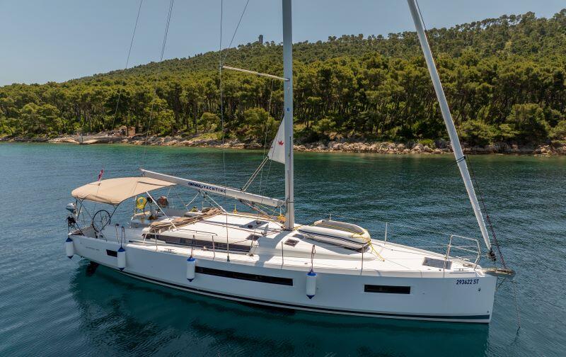 Sailing yacht 