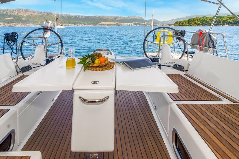 Sailing yacht 