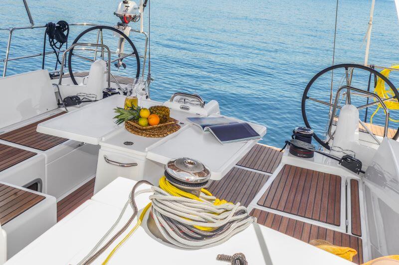 Sailing yacht 