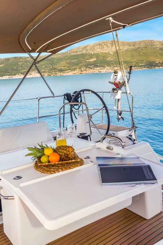 Sailing yacht 