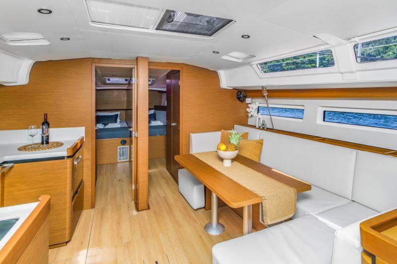 Sailing yacht 