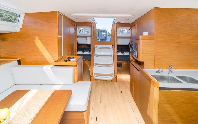 Sailing yacht 