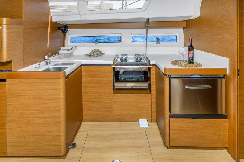 Sailing yacht 