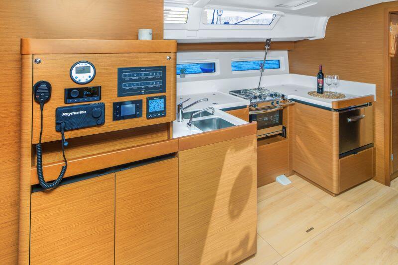 Sailing yacht 