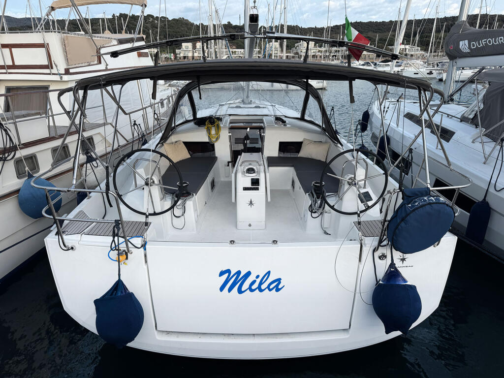Sailing yacht 
