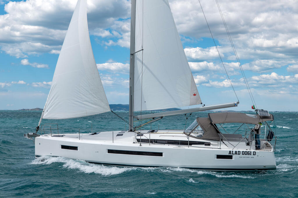 Sailing yacht 
