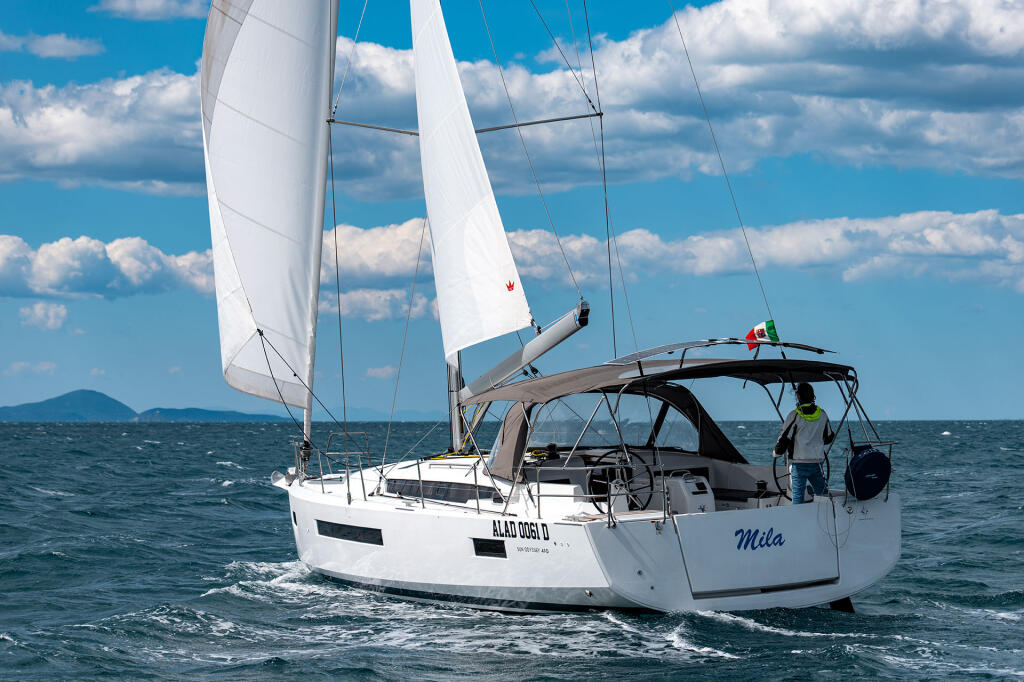 Sailing yacht 