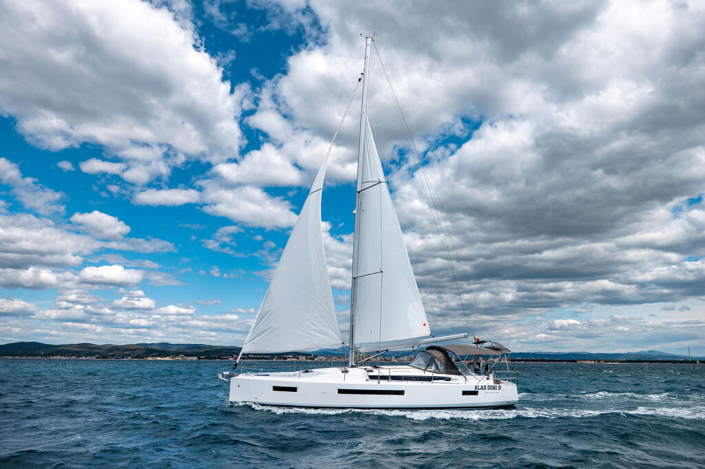 Sailing yacht 
