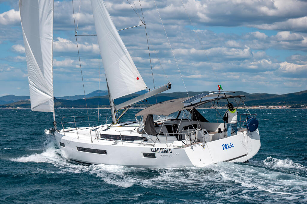 Sailing yacht 