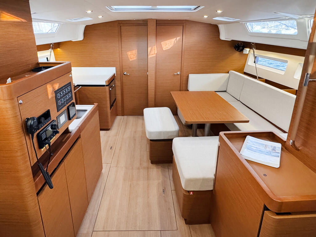 Sailing yacht 