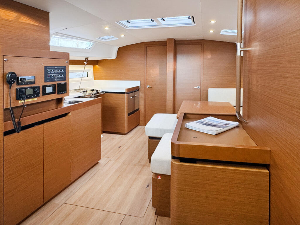 Sailing yacht 
