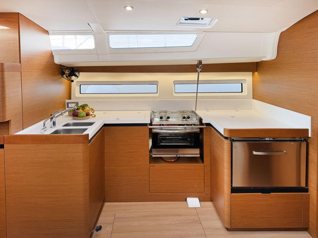 Sailing yacht 