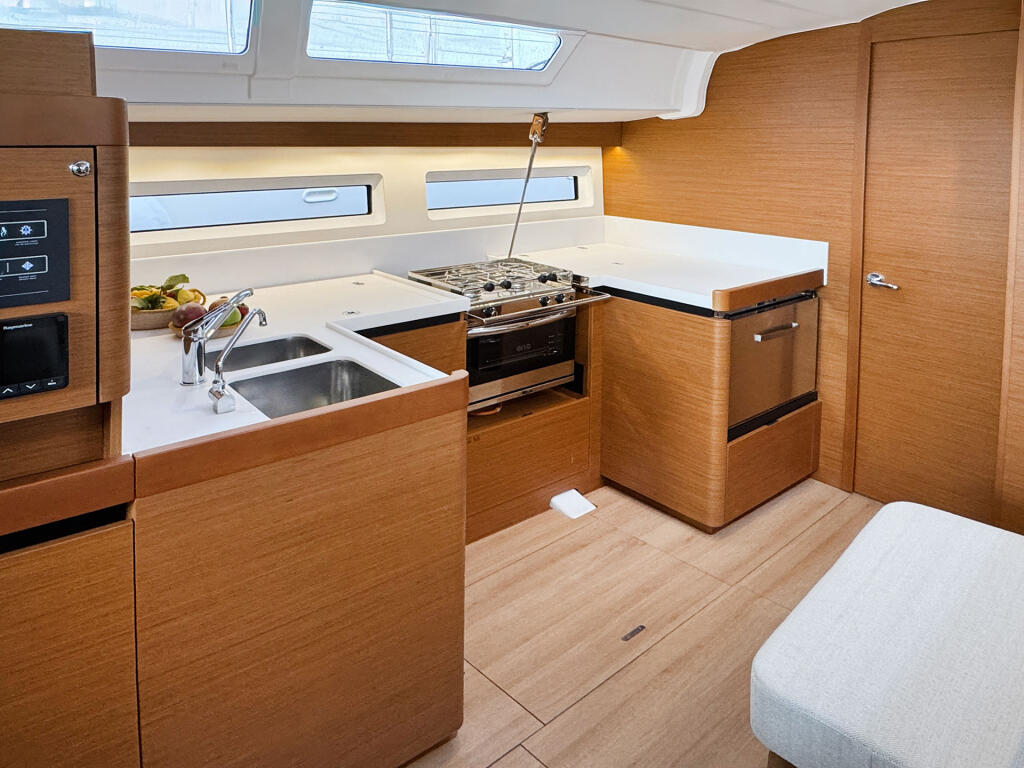 Sailing yacht 