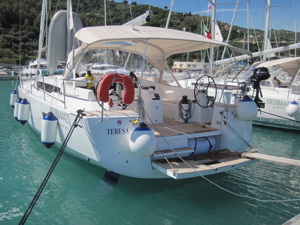 Sailing yacht 