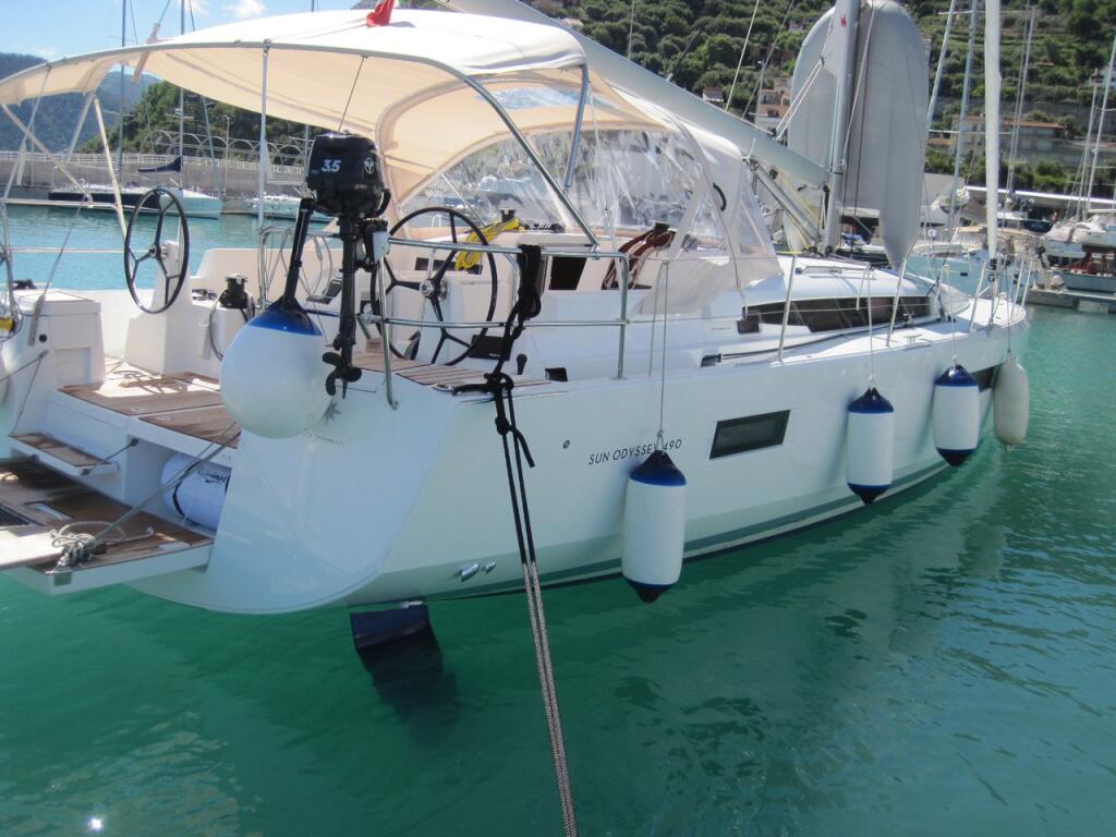 Sailing yacht 