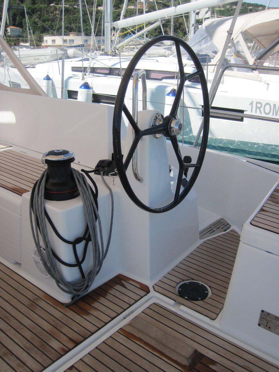 Sailing yacht 