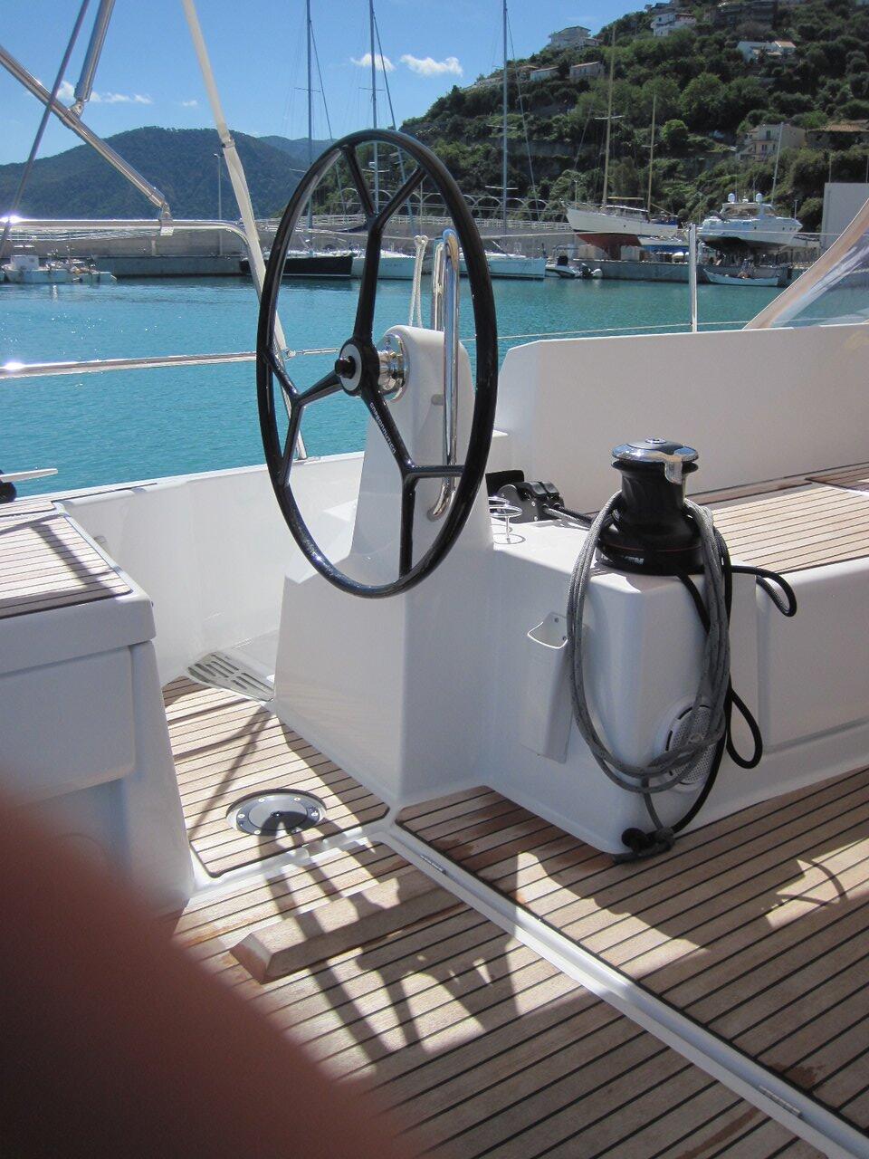 Sailing yacht 
