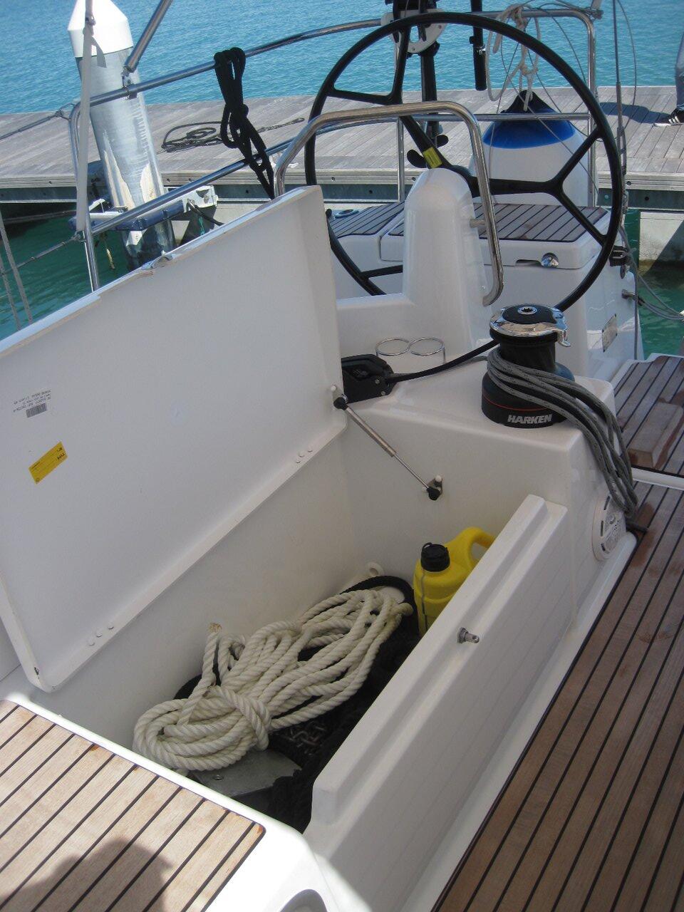 Sailing yacht 