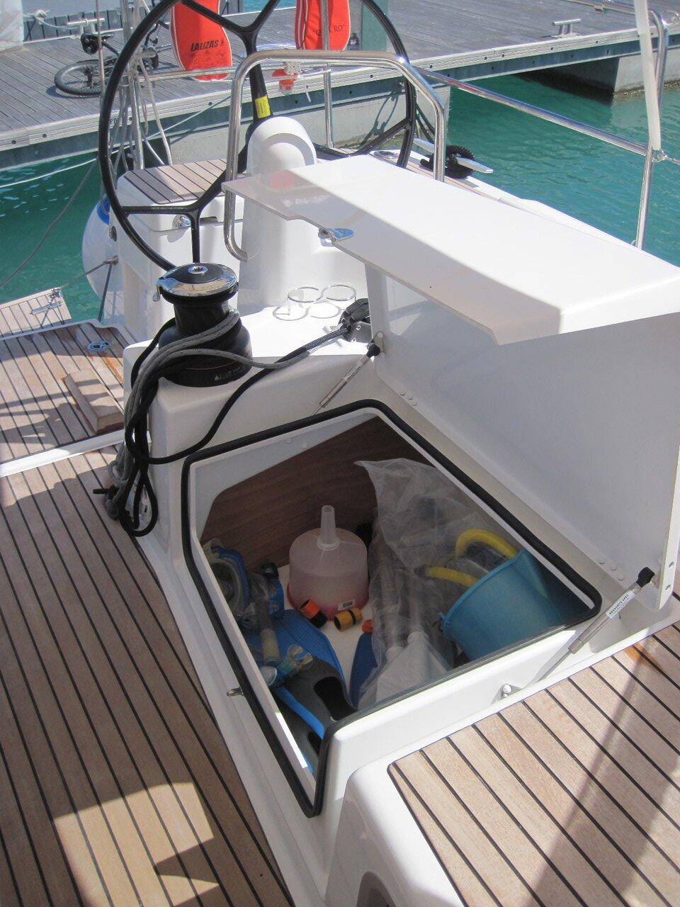 Sailing yacht 