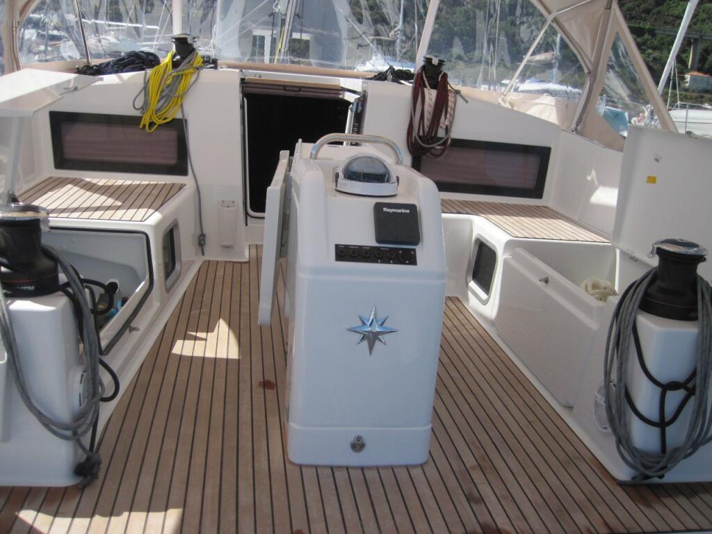 Sailing yacht 