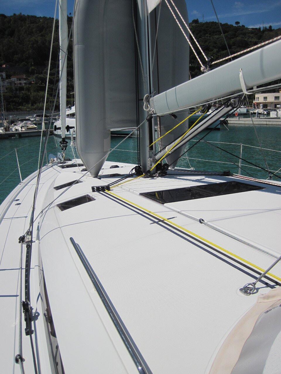 Sailing yacht 