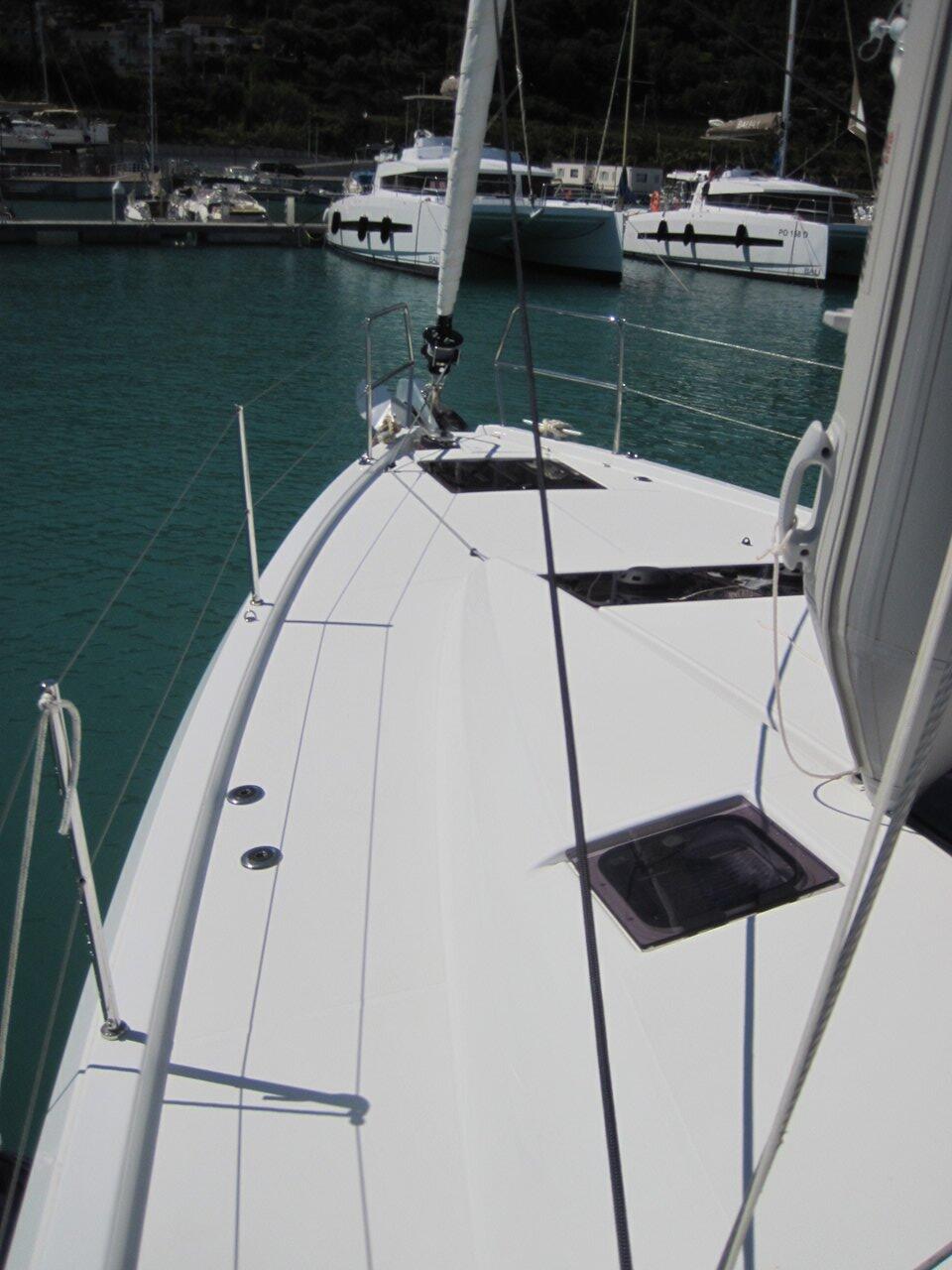 Sailing yacht 