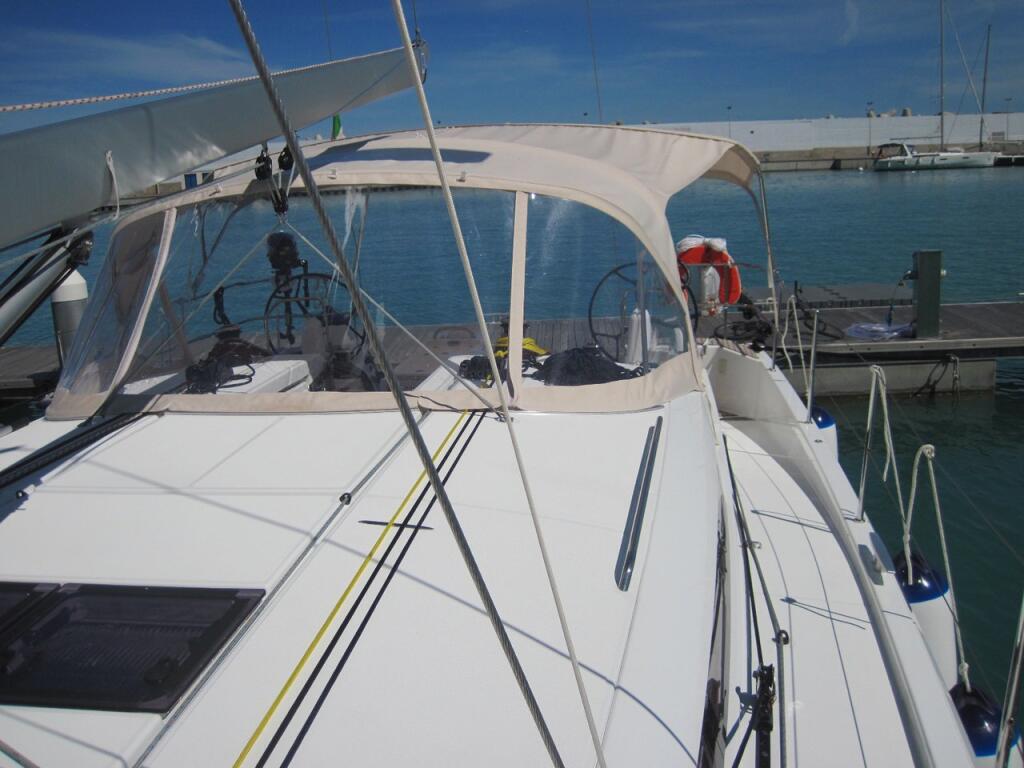 Sailing yacht 