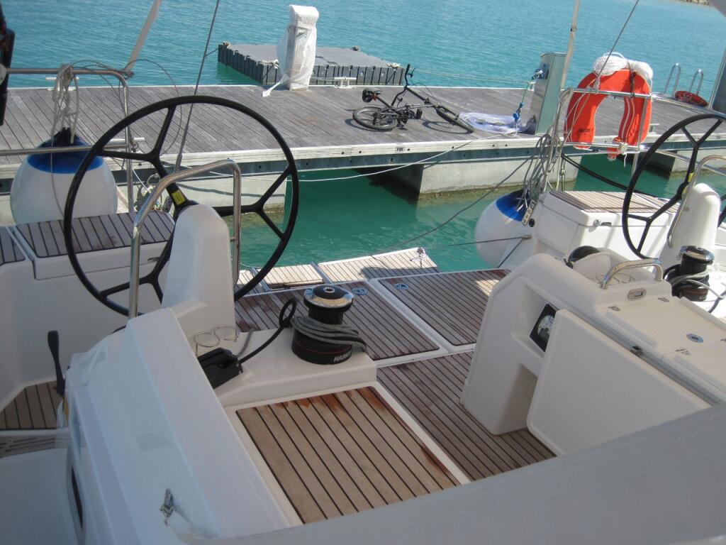 Sailing yacht 