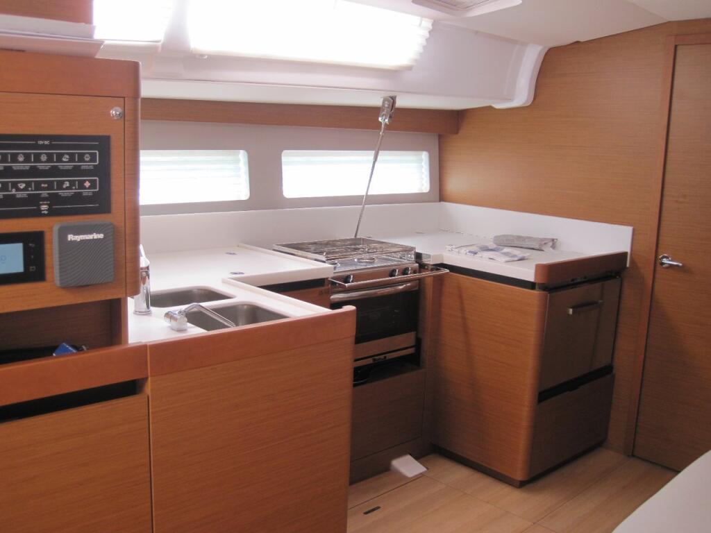 Sailing yacht 