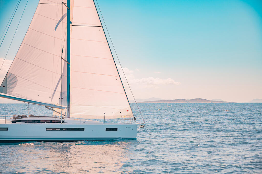 Sailing yacht 