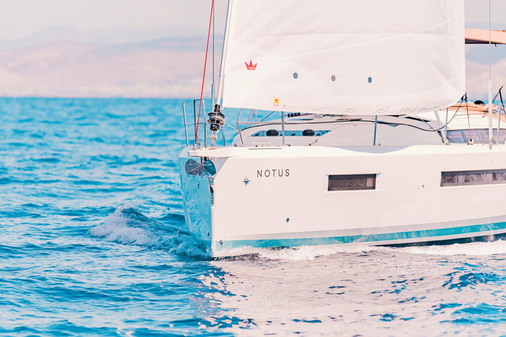 Sailing yacht 