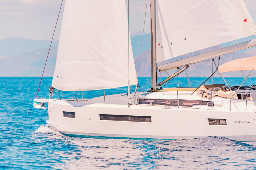 Sailing yacht 