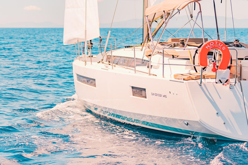 Sailing yacht 