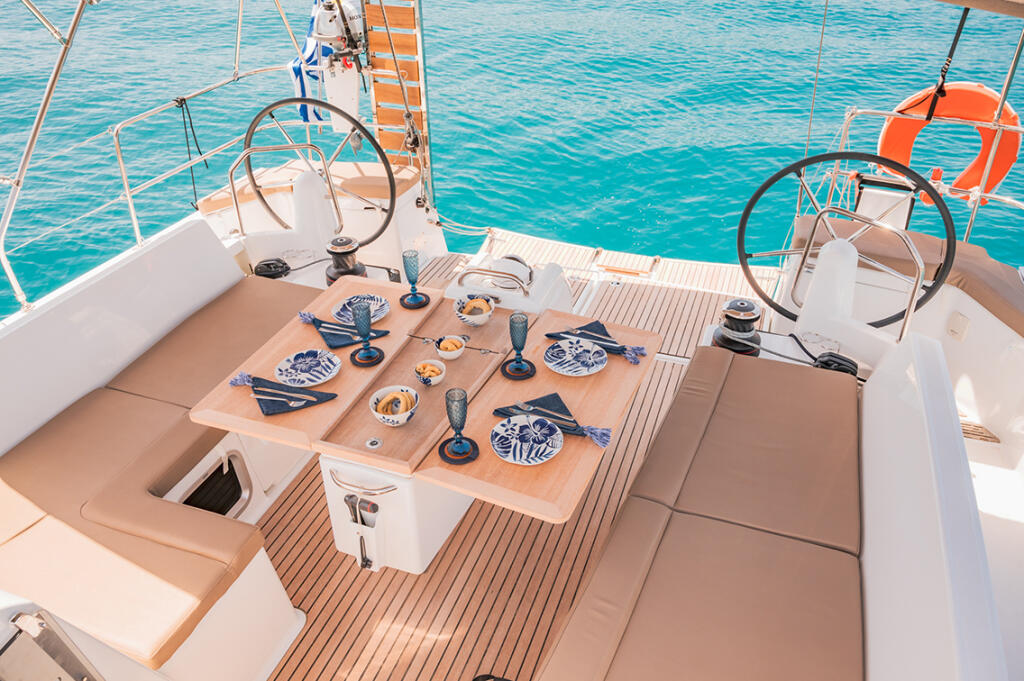 Sailing yacht 