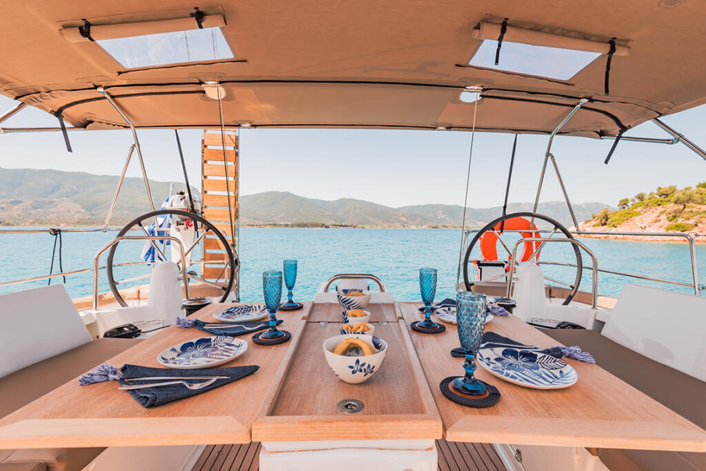 Sailing yacht 