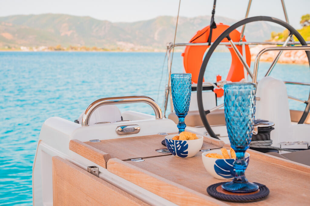 Sailing yacht 