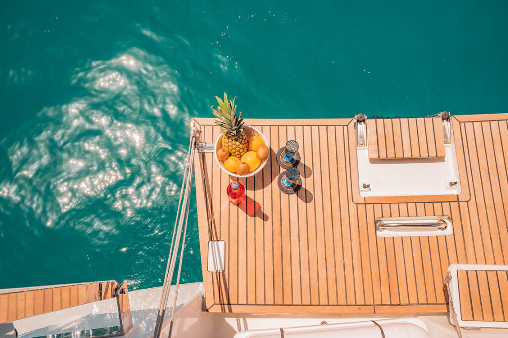 Sailing yacht 