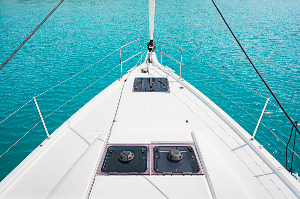 Sailing yacht 