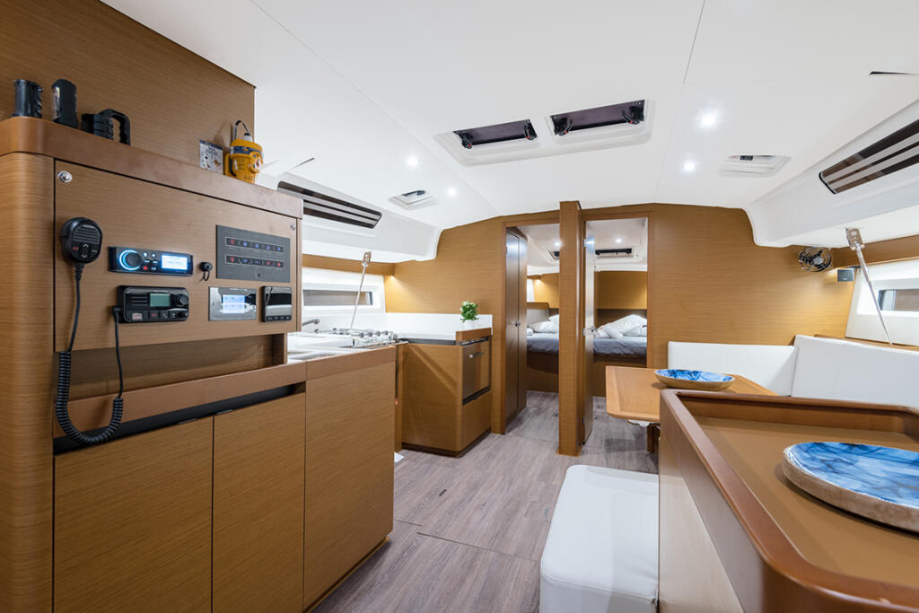 Sailing yacht 
