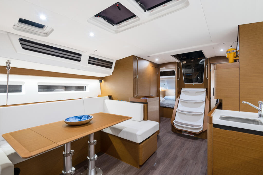 Sailing yacht 